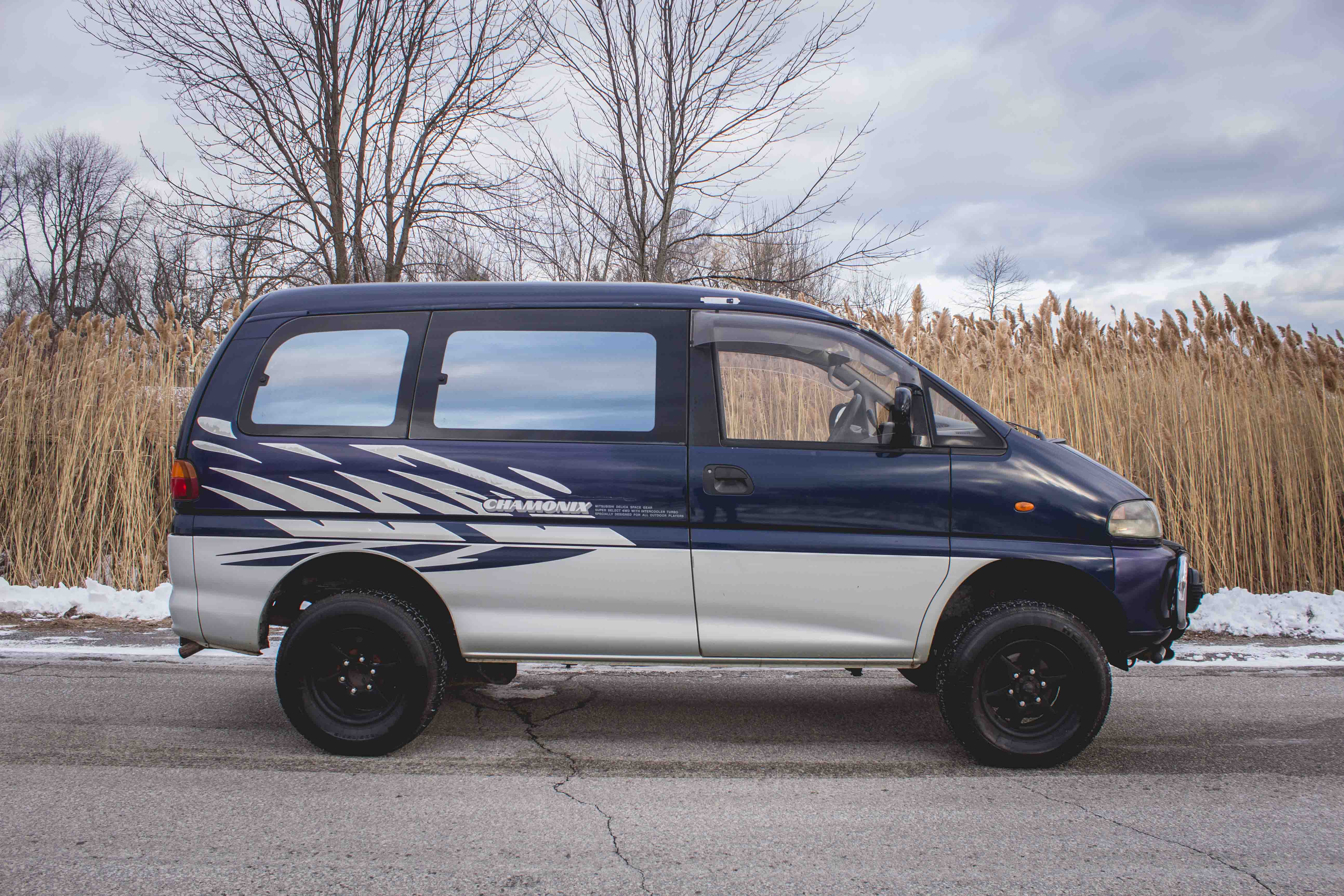 M delica. Mitsubishi Delica 4x4. Delica l400 35 колеса. Хендай минивэн 4х4. Хендай минивэн полный привод.